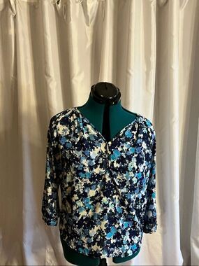 Olive & Oak Navy, Blue and White Floral V-Neck Blouse